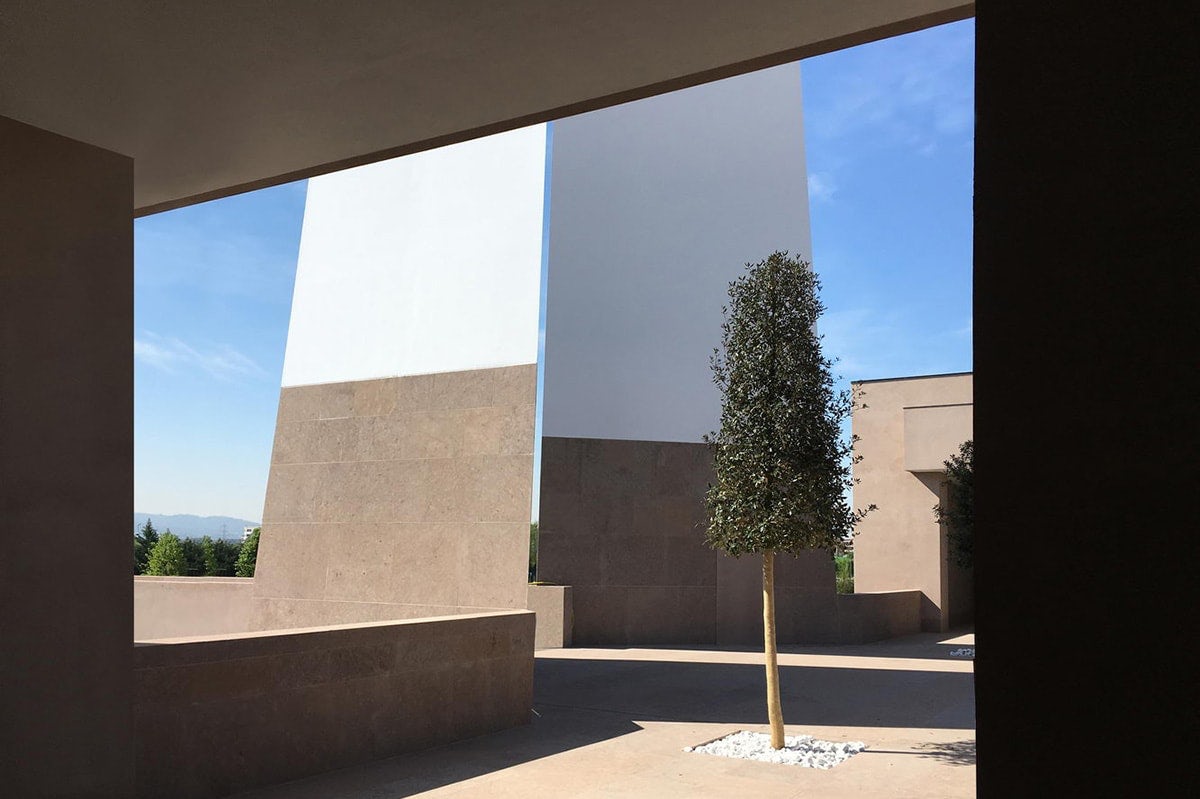 market，outskirts，steeple，Italy，