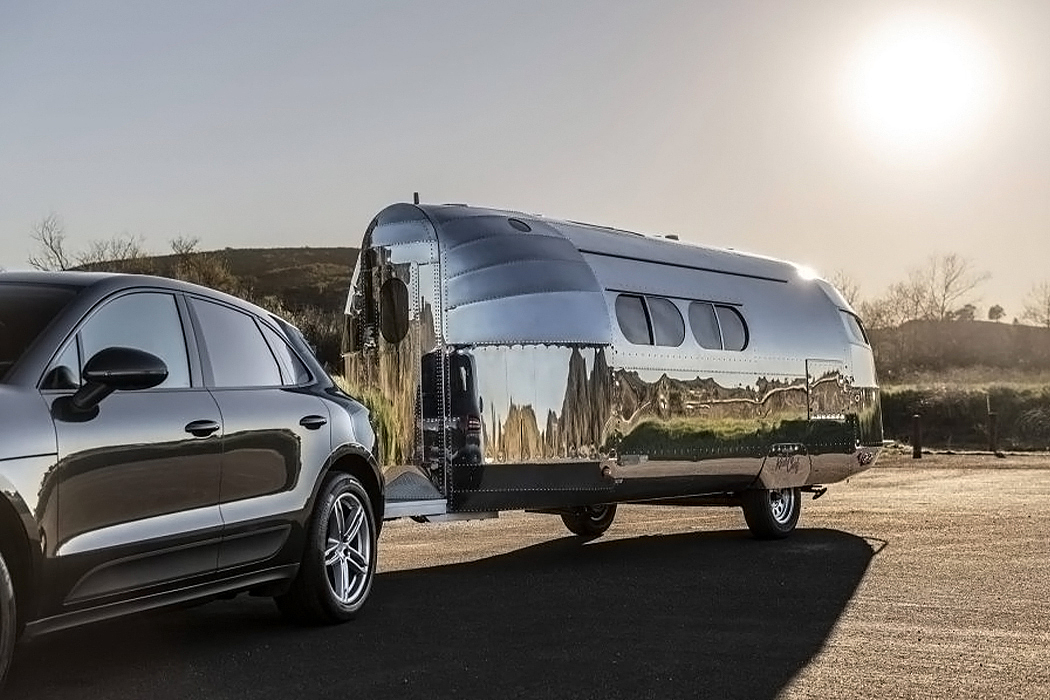 Touring car，luxury，travel，comfortable，