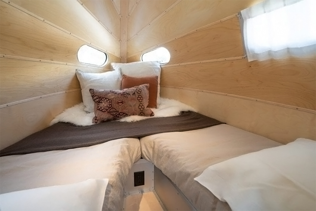 Touring car，luxury，travel，comfortable，