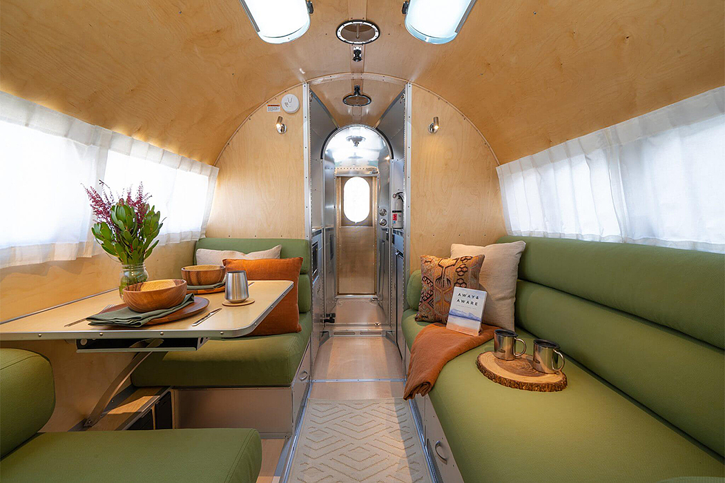 Touring car，luxury，travel，comfortable，