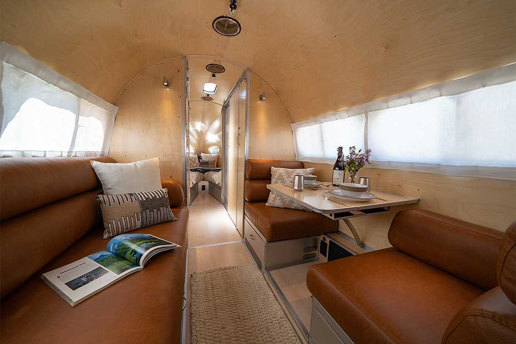 Touring car，luxury，travel，comfortable，
