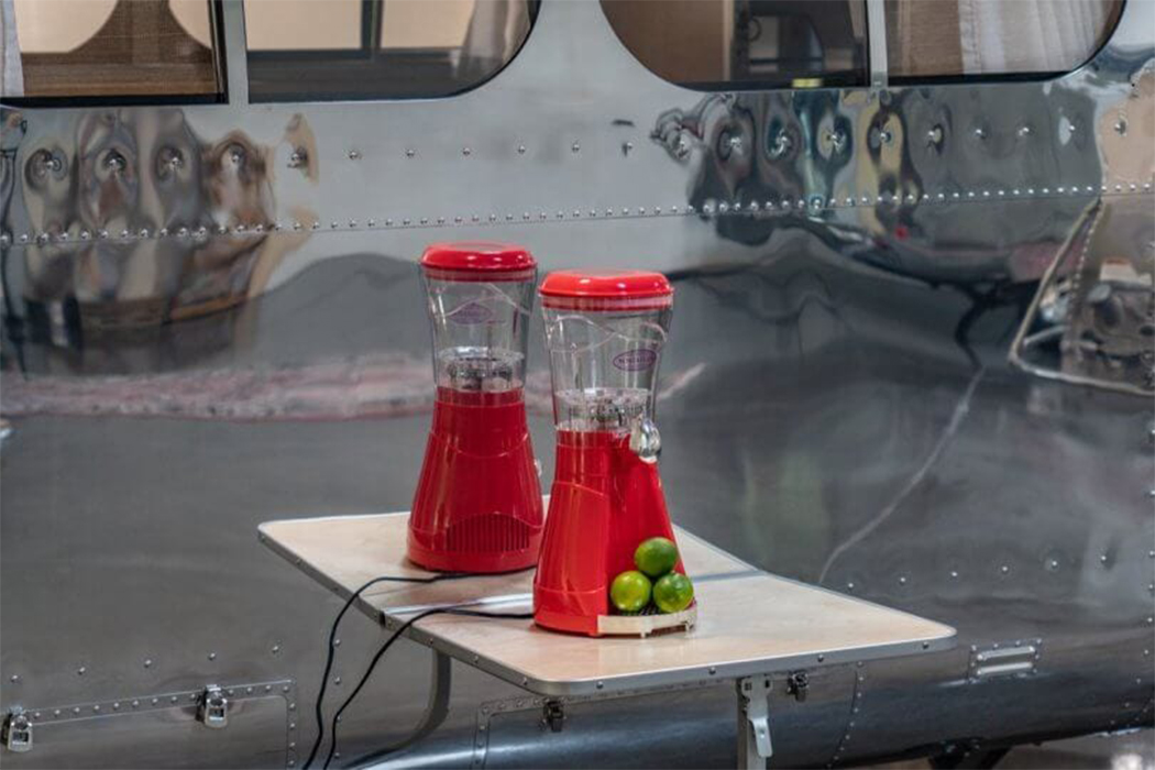 Touring car，luxury，travel，comfortable，