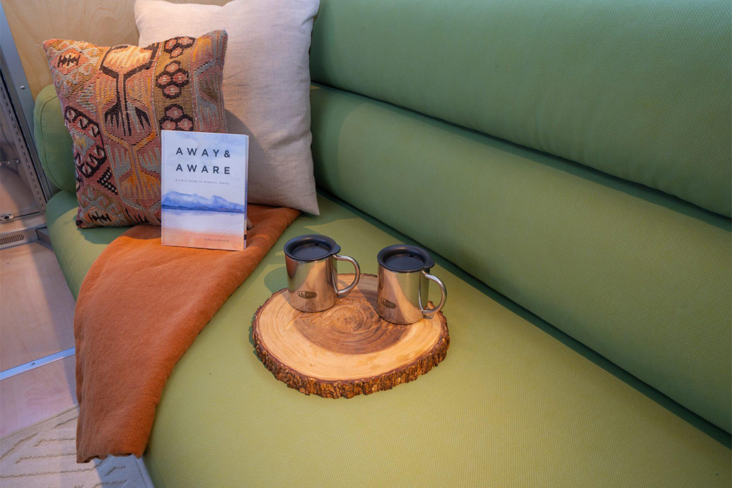 Touring car，luxury，travel，comfortable，