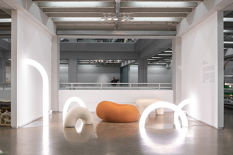 chair，lighting，Sculpture，Scenery，indoor，