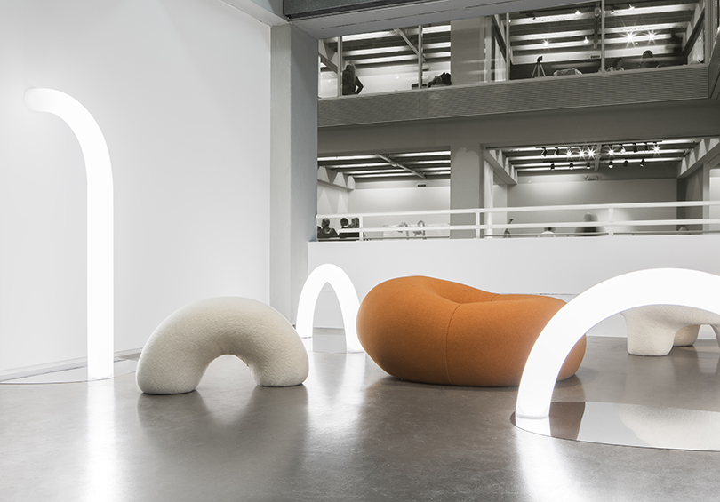 chair，lighting，Sculpture，Scenery，indoor，