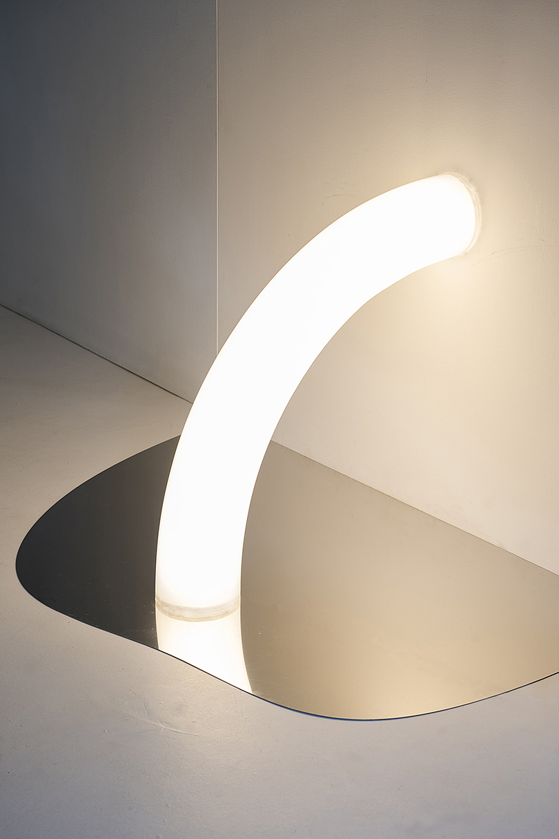 chair，lighting，Sculpture，Scenery，indoor，