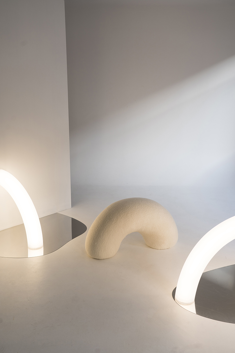 chair，lighting，Sculpture，Scenery，indoor，