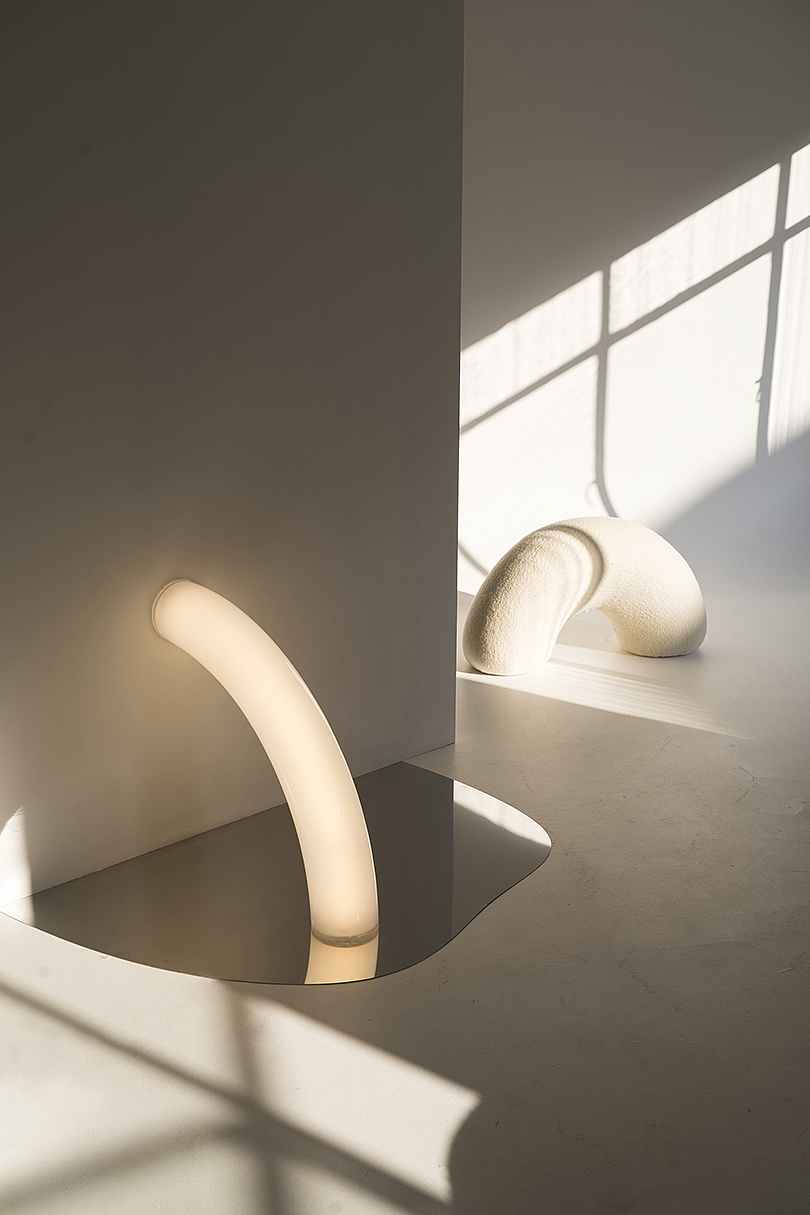 chair，lighting，Sculpture，Scenery，indoor，