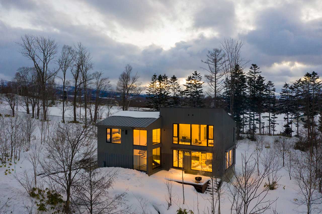 farmhouse，Yotei mountain，forest，heavy snow，