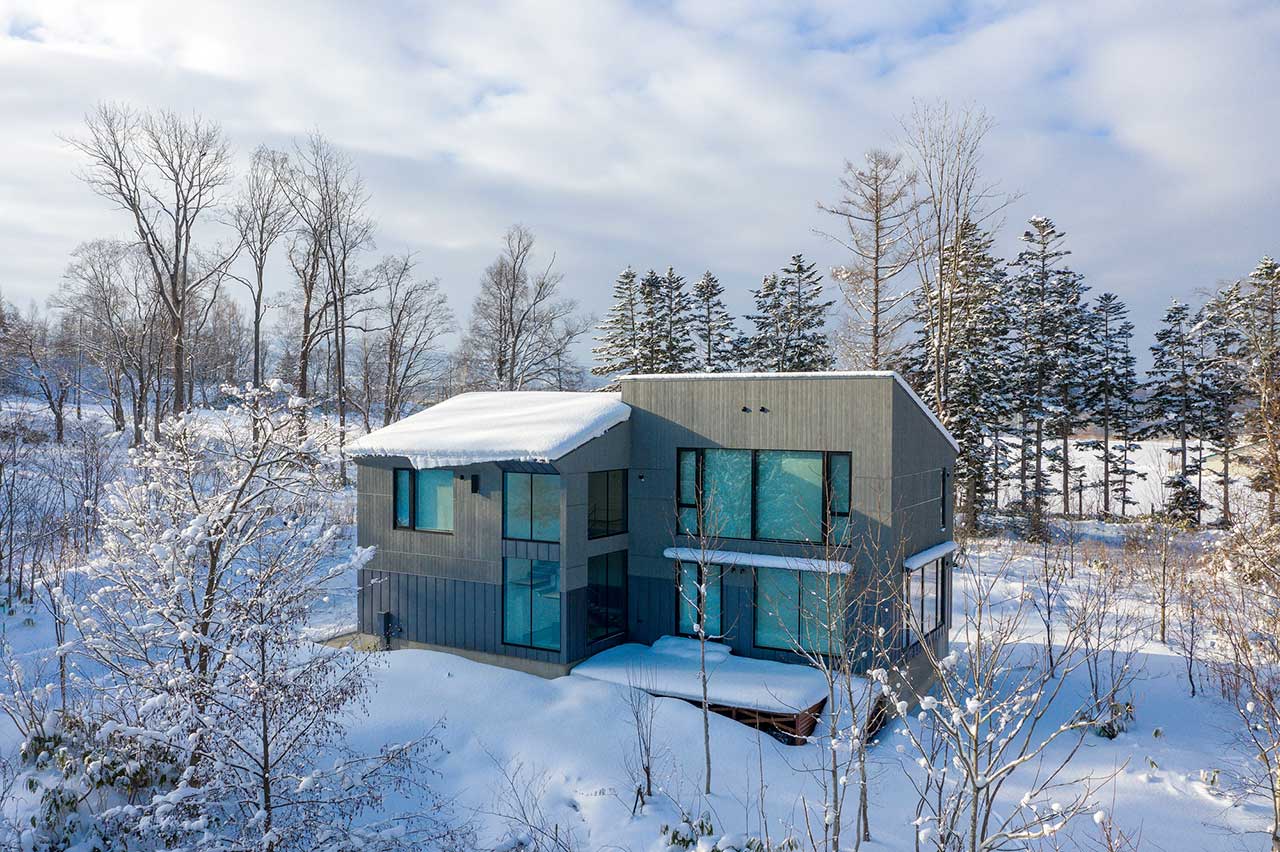 farmhouse，Yotei mountain，forest，heavy snow，