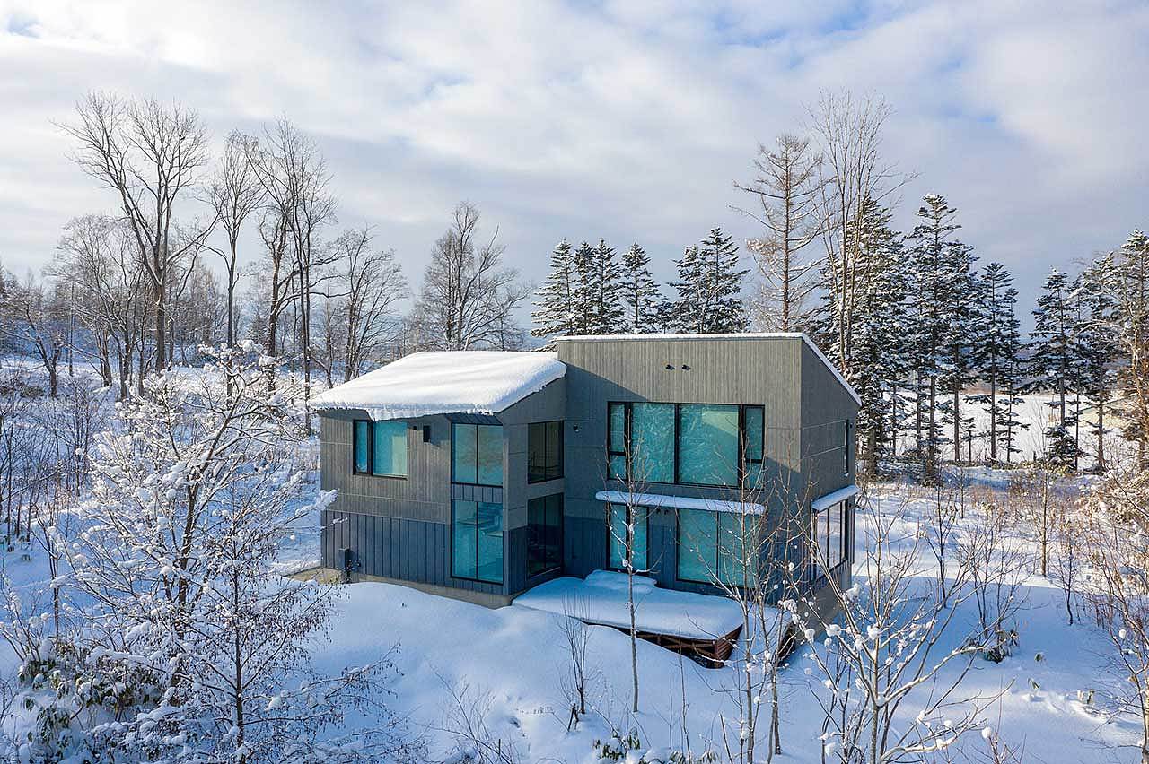 farmhouse，Yotei mountain，forest，heavy snow，