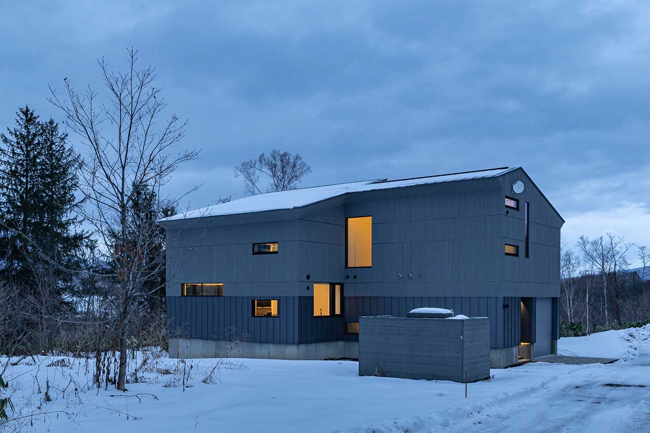 farmhouse，Yotei mountain，forest，heavy snow，