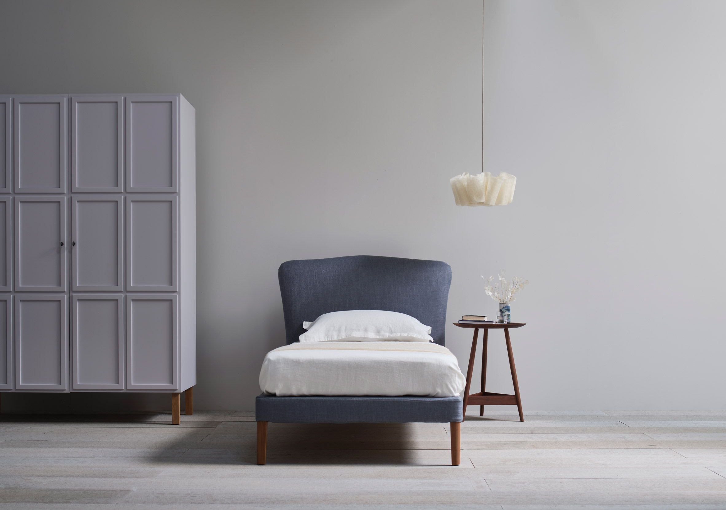 bedroom，single bed，deck chair，wooden ，dresser，