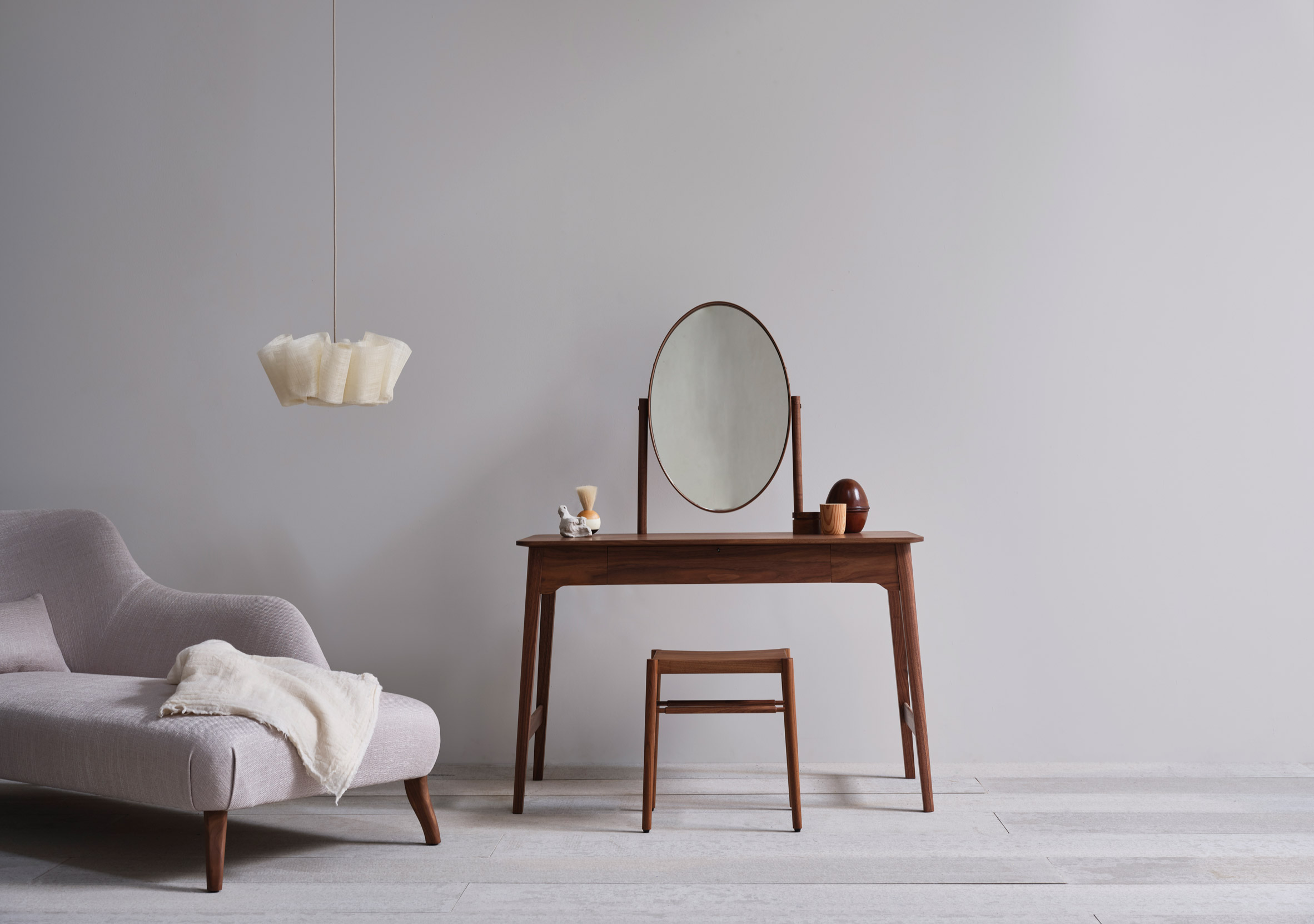 bedroom，single bed，deck chair，wooden ，dresser，