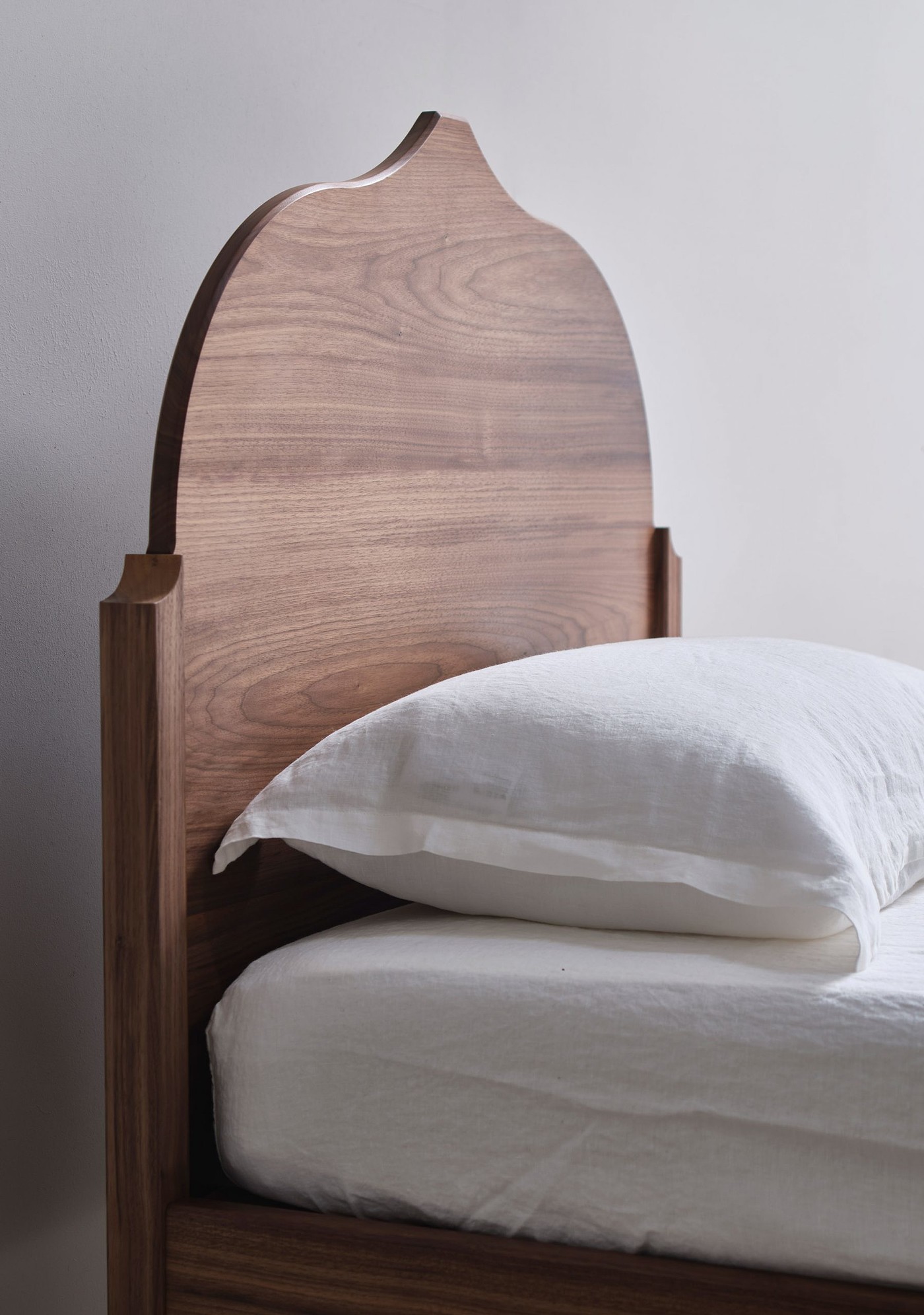 bedroom，single bed，deck chair，wooden ，dresser，