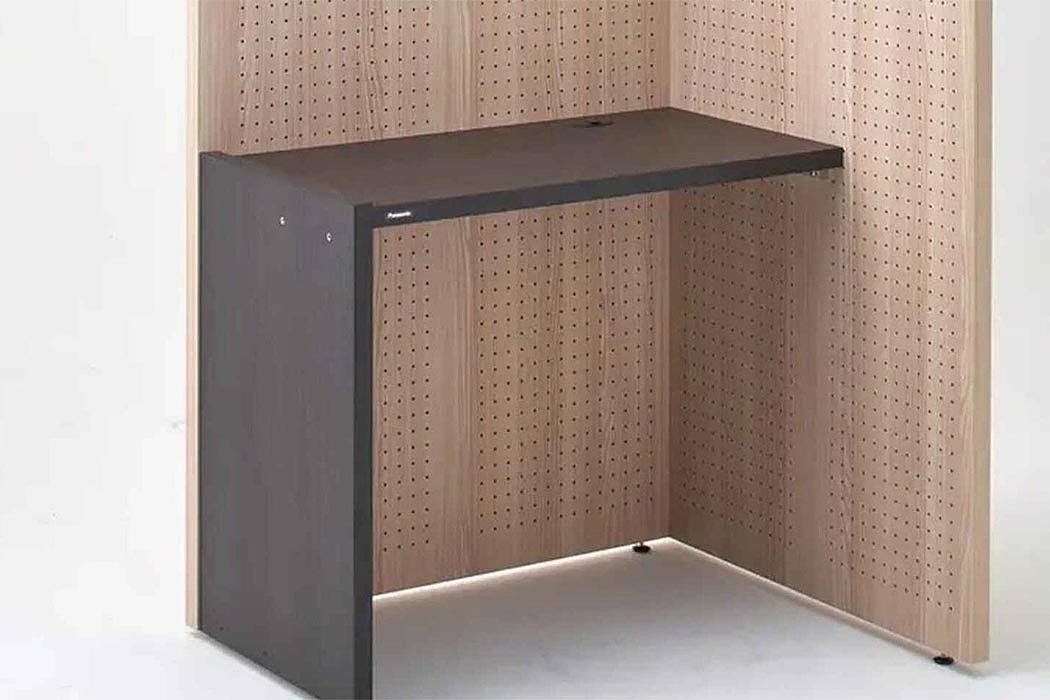 a partition，Table，wooden ，Panasonic，to work in an office，