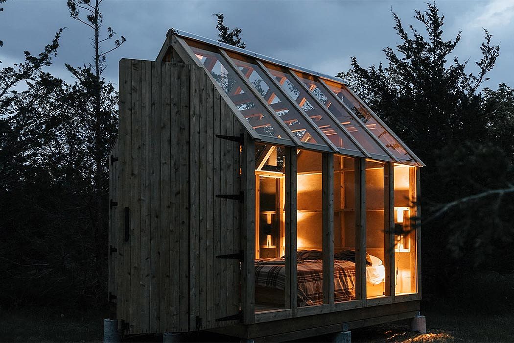 这个木制小屋使用有机玻璃为您提供一览无余的美景