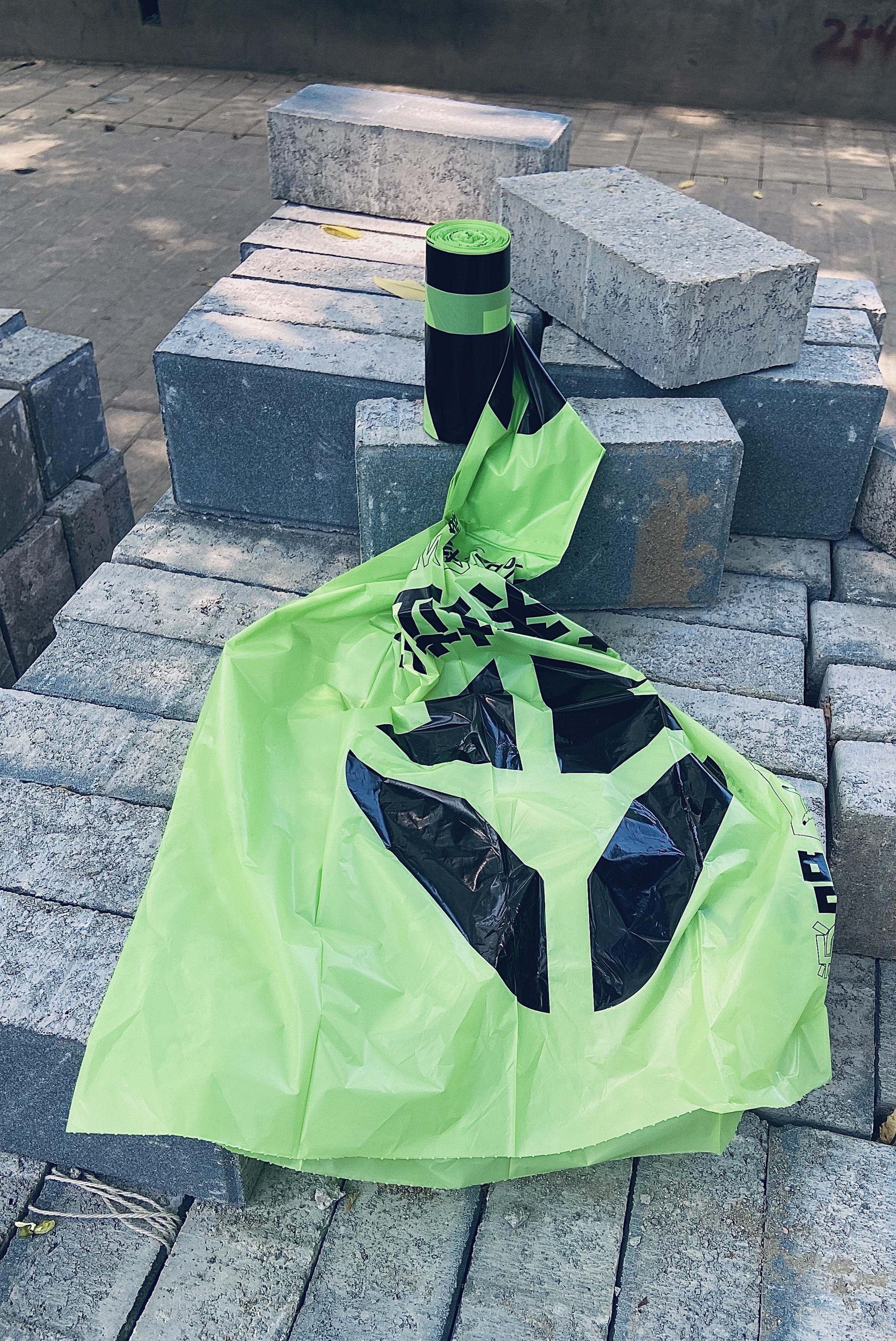 Fully degradable garbage bag，