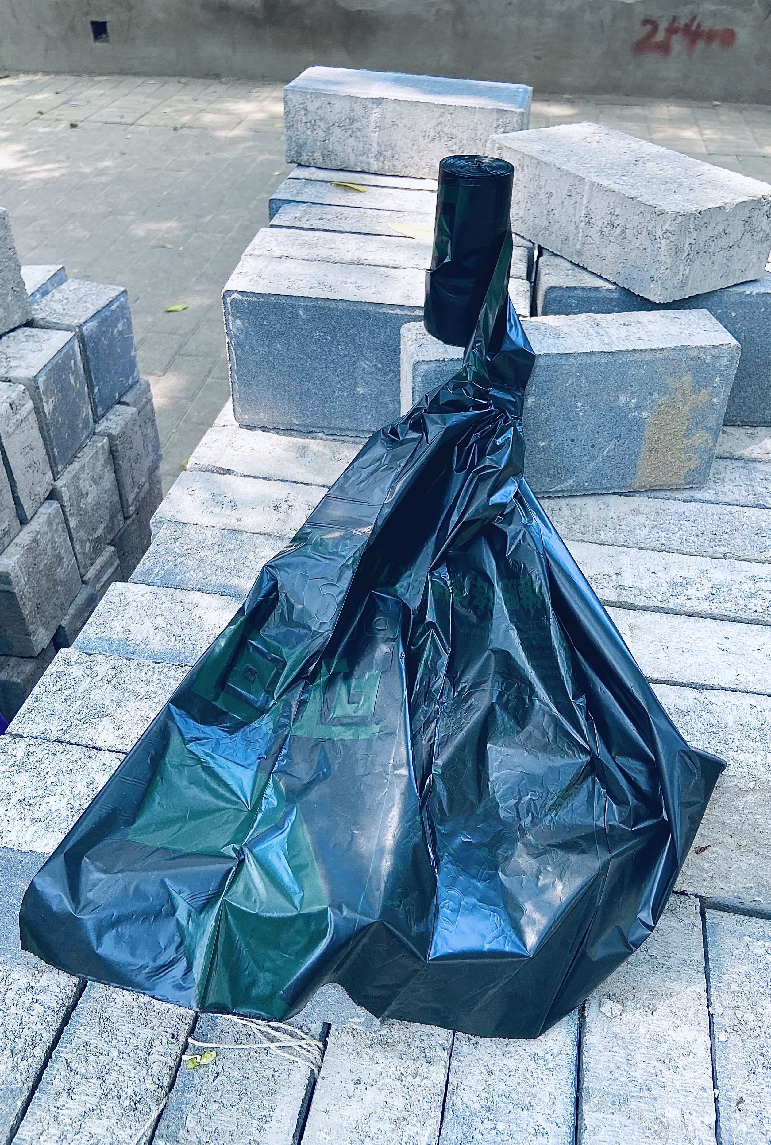 Fully degradable garbage bag，