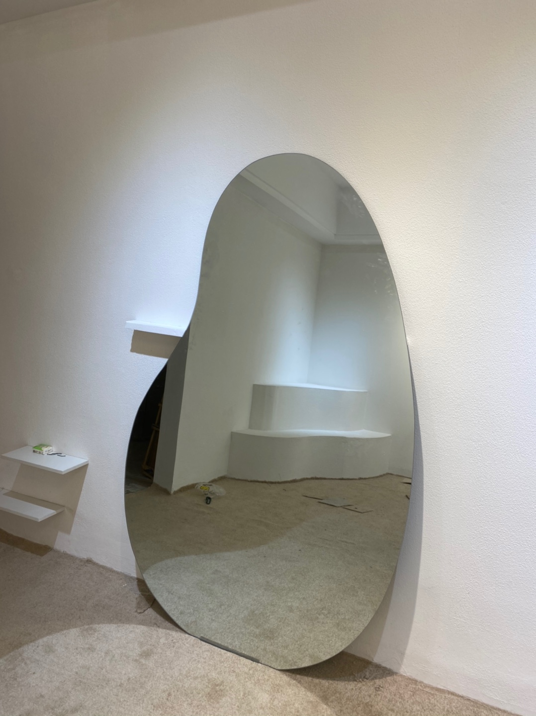 mirror，Full-length mirror，Whole body mirror，to ground，furniture，photograph，