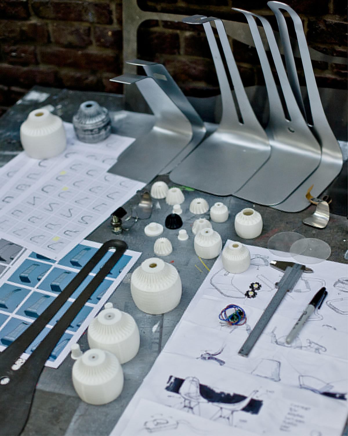 Desk lamp，simple and easy，Easy availability of materials，radiator，