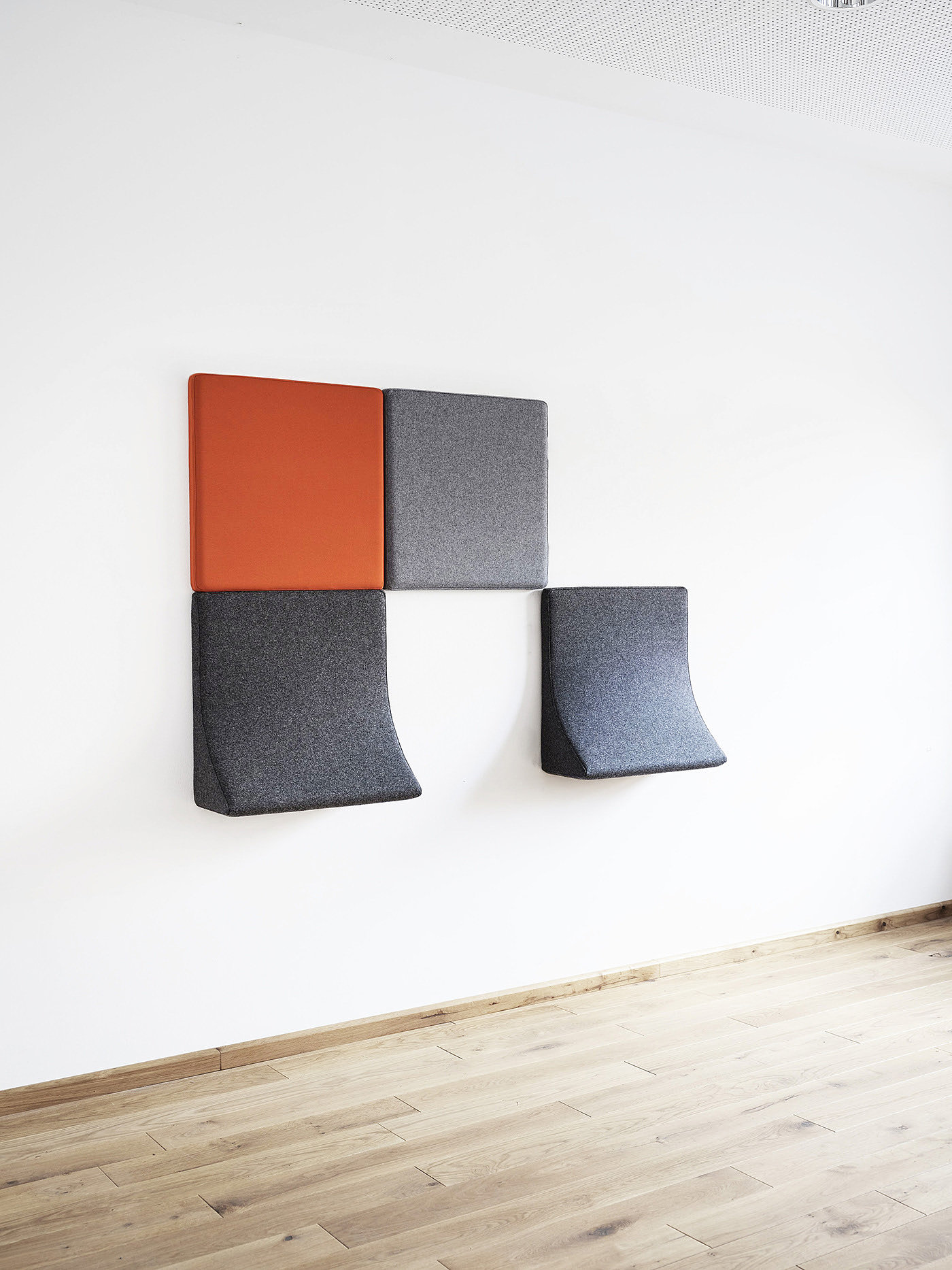 Landing，Side table，wall，