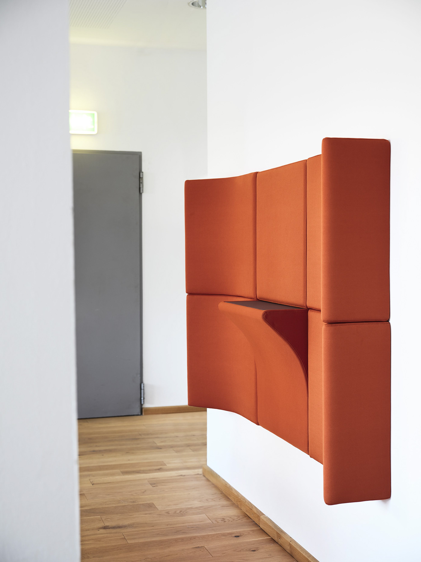 Landing，Side table，wall，