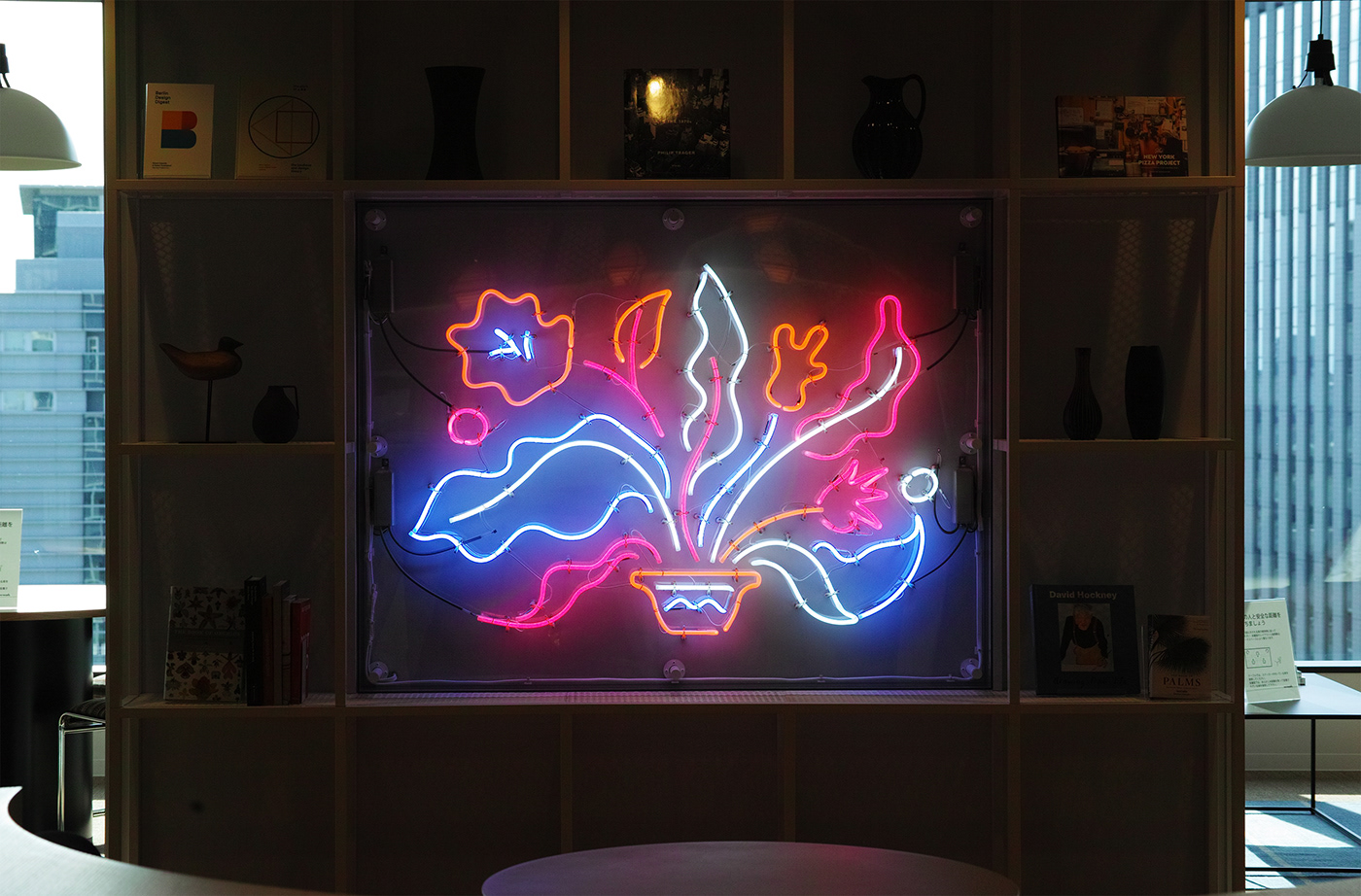 indoor，office，Coffee table，The neon lights，