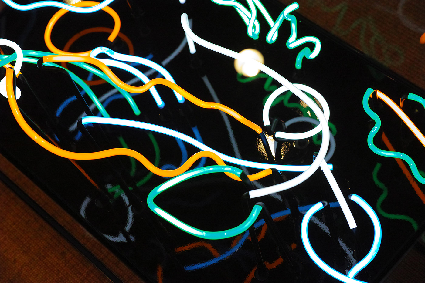 indoor，office，Coffee table，The neon lights，