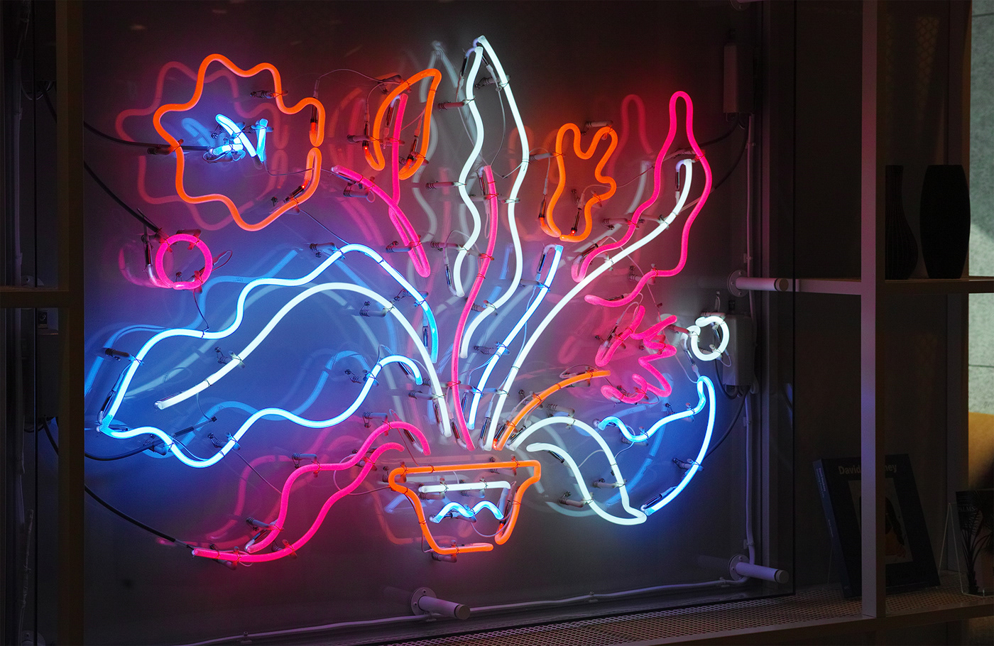 indoor，office，Coffee table，The neon lights，