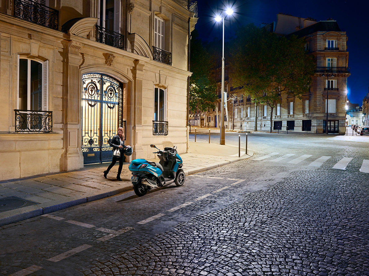 motorcycle，urban，Paris，sign，