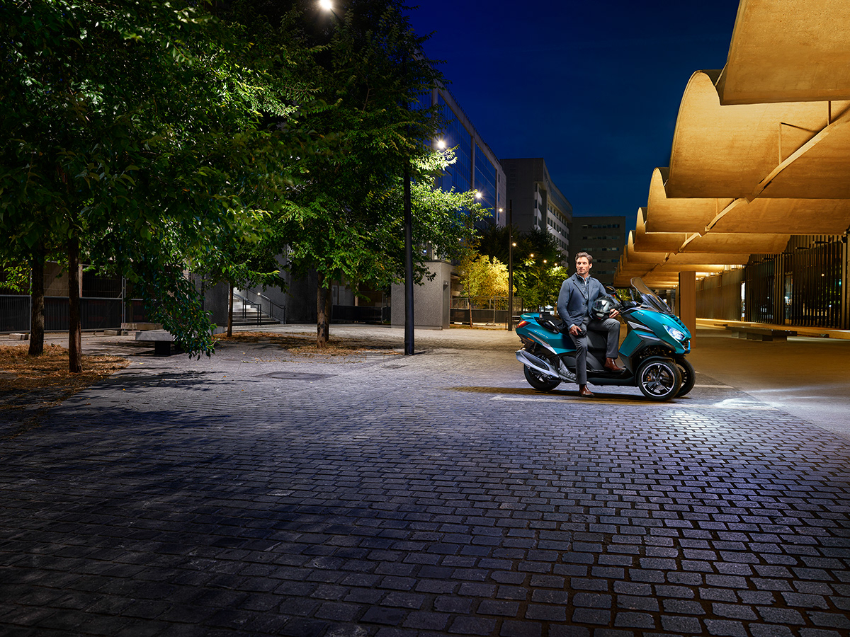 motorcycle，urban，Paris，sign，