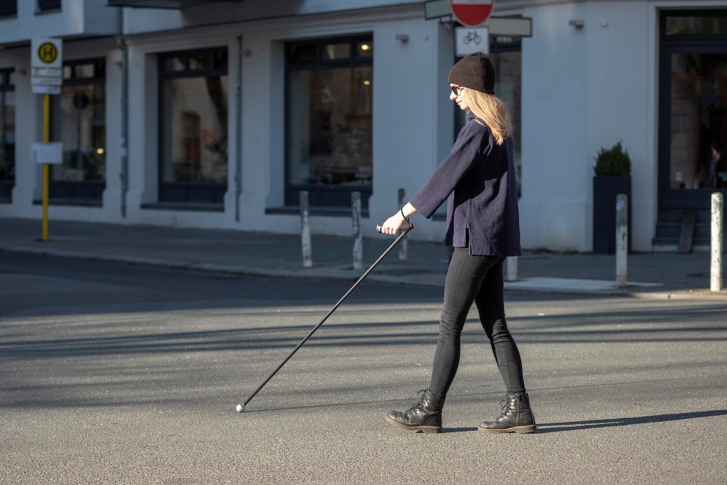 a cane，go blind，Intelligent induction，