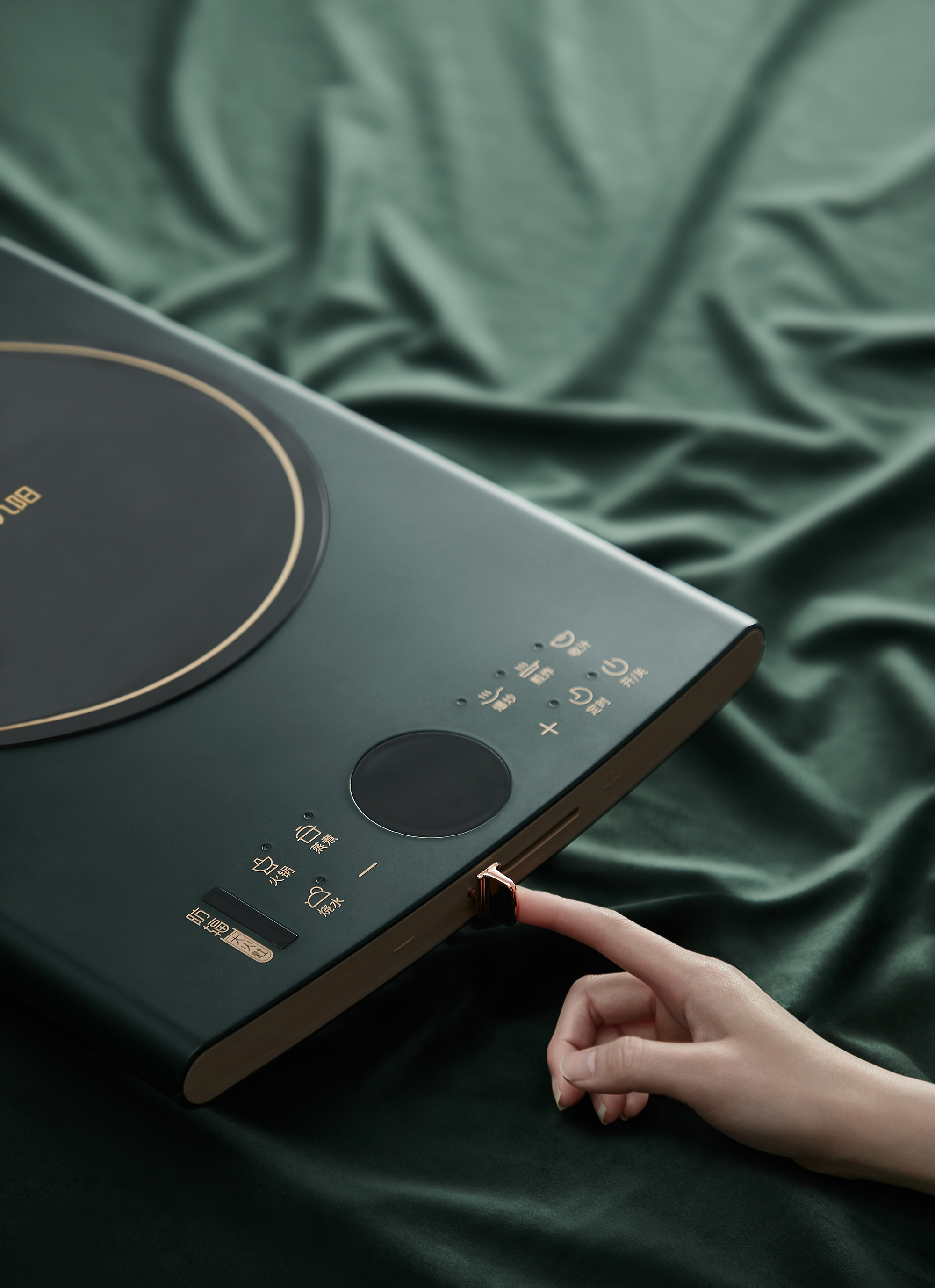 Electromagnetic furnace，radiation protection，