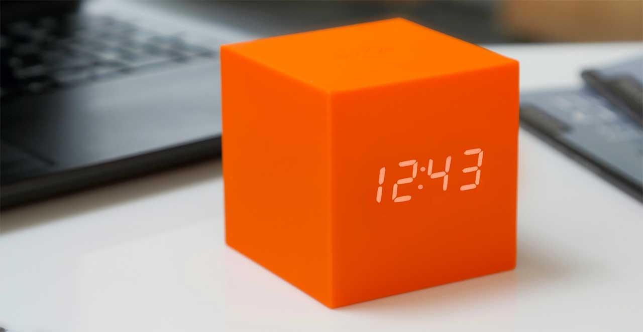 Minimalist alarm clock，Cube，LED display，