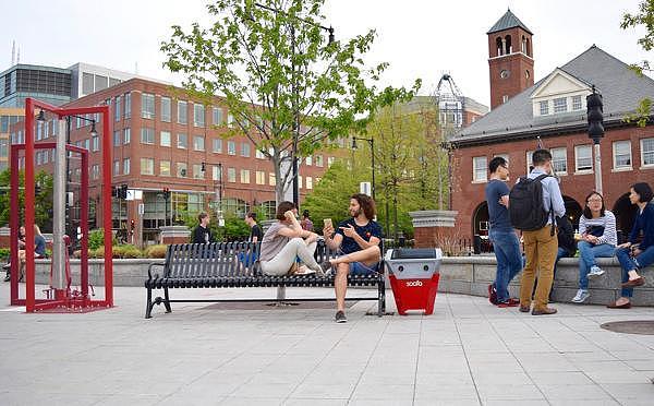 solar energy，charge，device，park，bench，