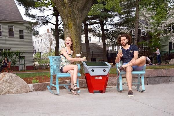 solar energy，charge，device，park，bench，