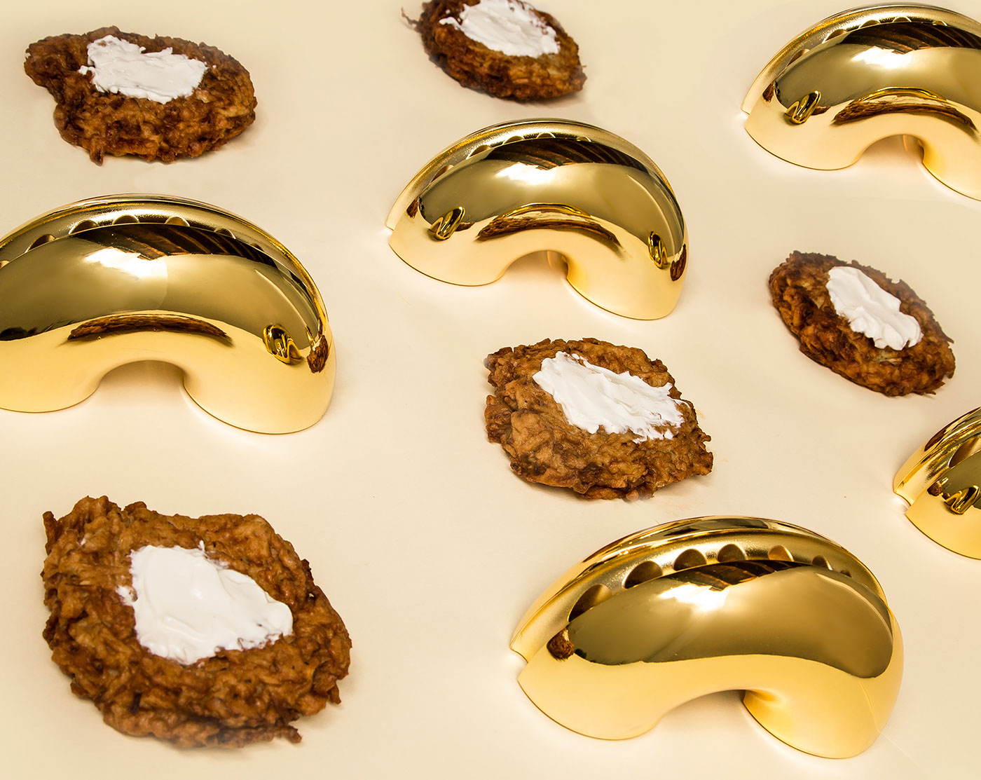 nosh menorah是一个光明节烛台,在家庭环境中仿佛一个美丽的雕像!