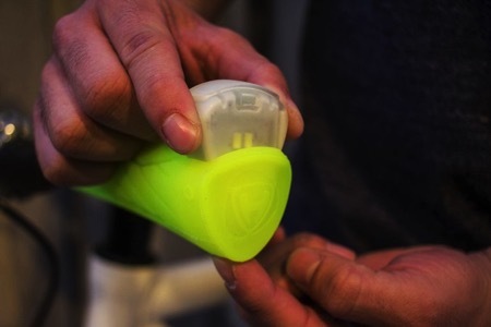 Bicycle，led，Put the gloves，at night，Ride，necessary，