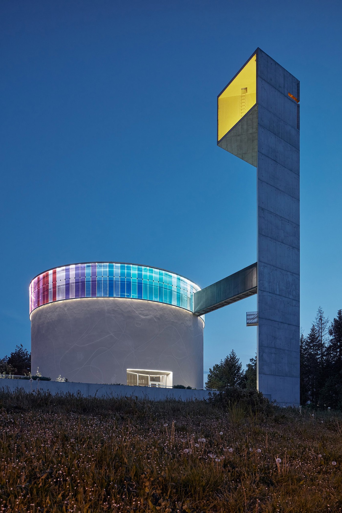 Circular Church，concrete，Rainbow panoramic window，