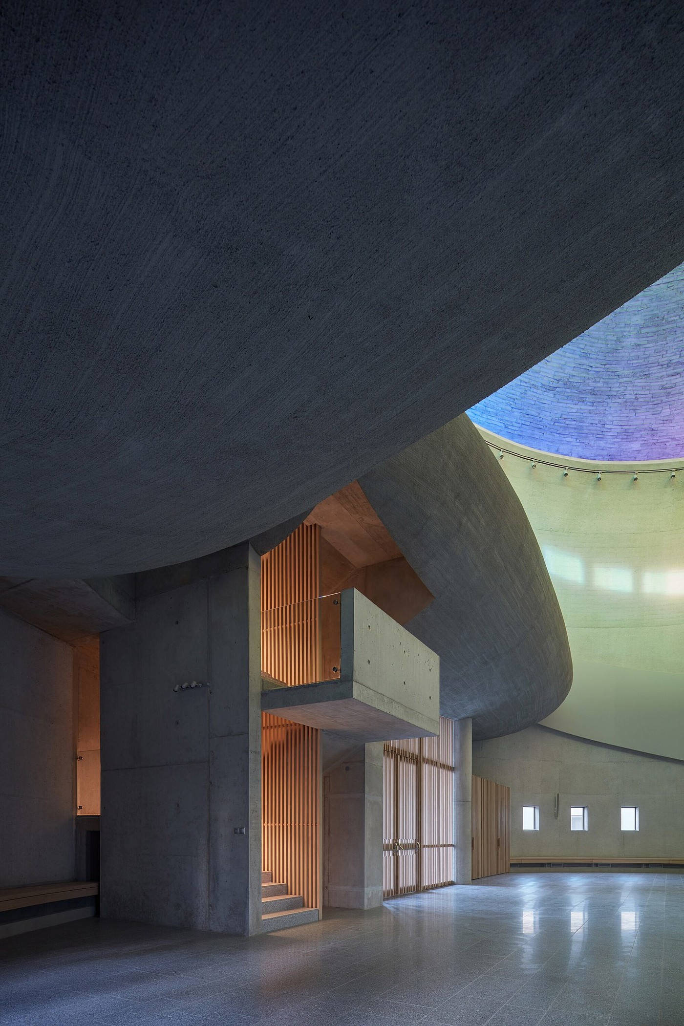 Circular Church，concrete，Rainbow panoramic window，