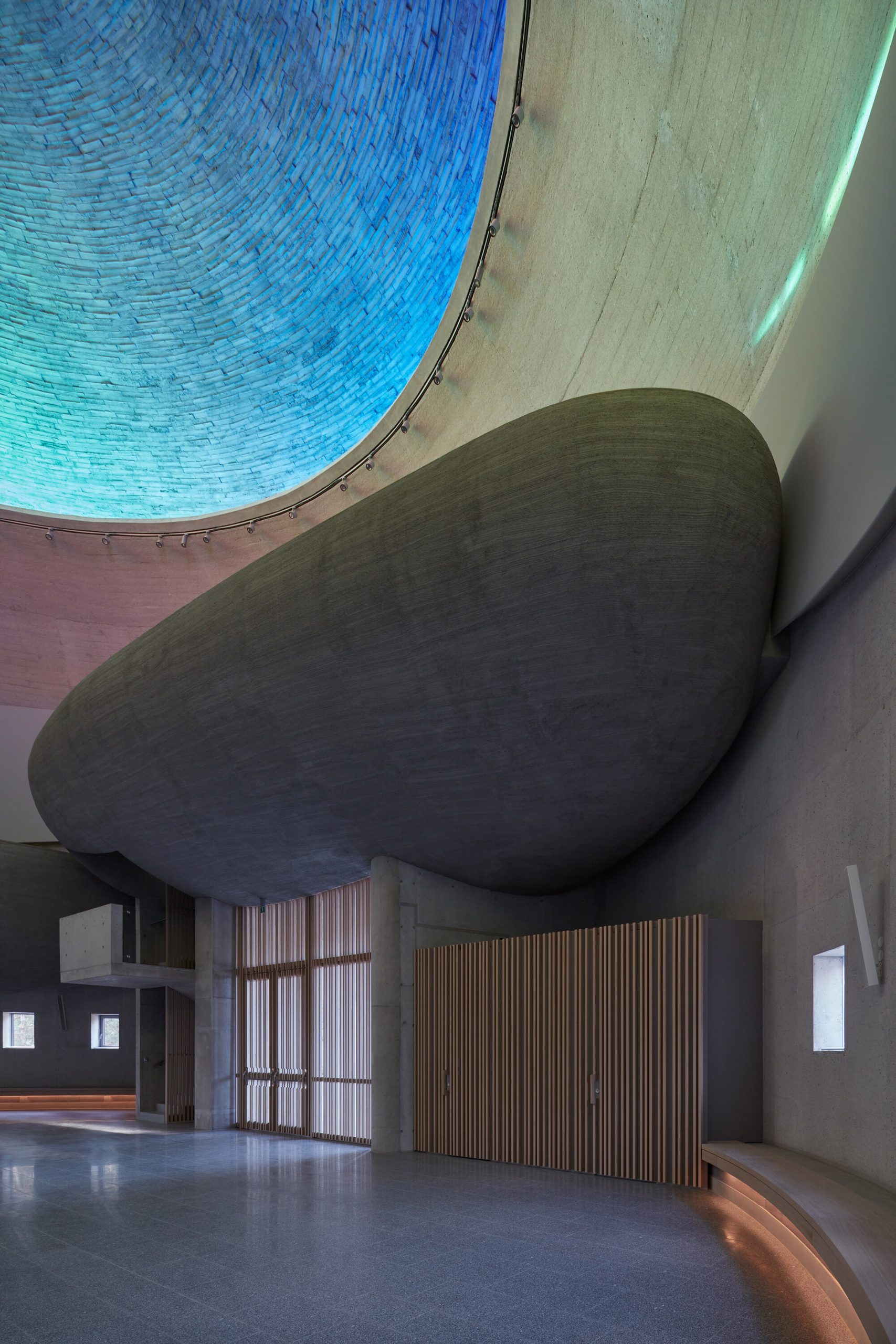 Circular Church，concrete，Rainbow panoramic window，