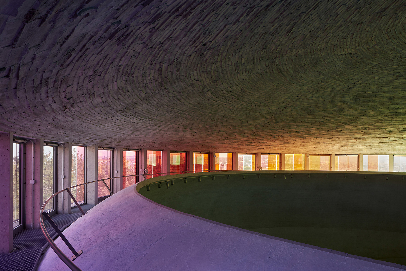 Circular Church，concrete，Rainbow panoramic window，