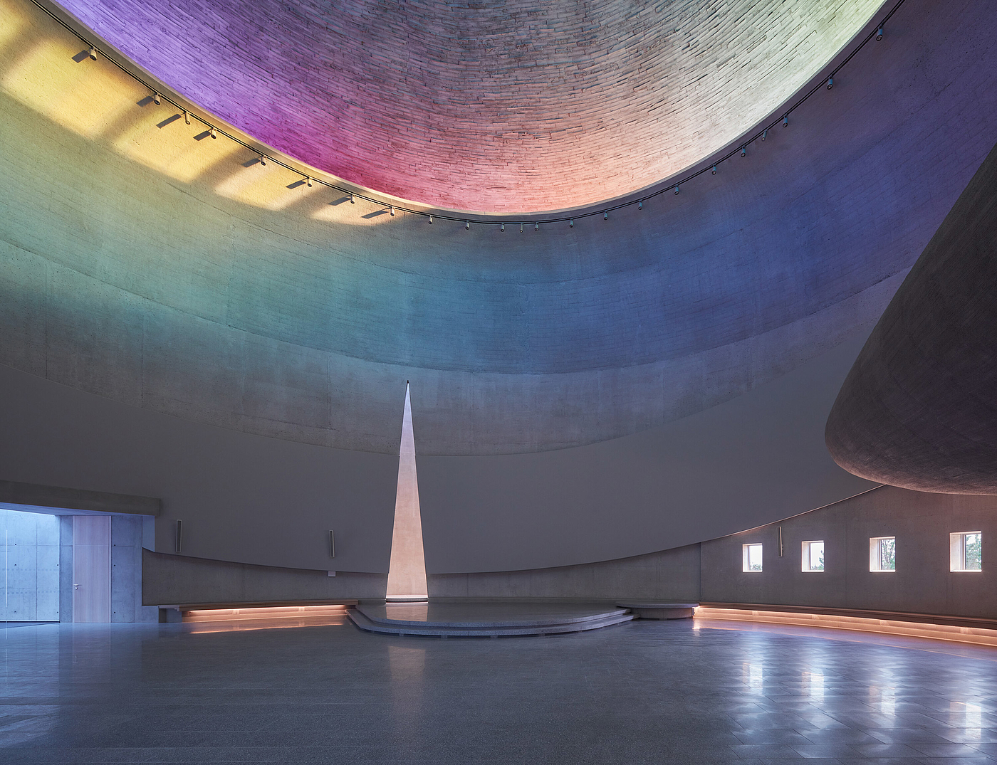 Circular Church，concrete，Rainbow panoramic window，