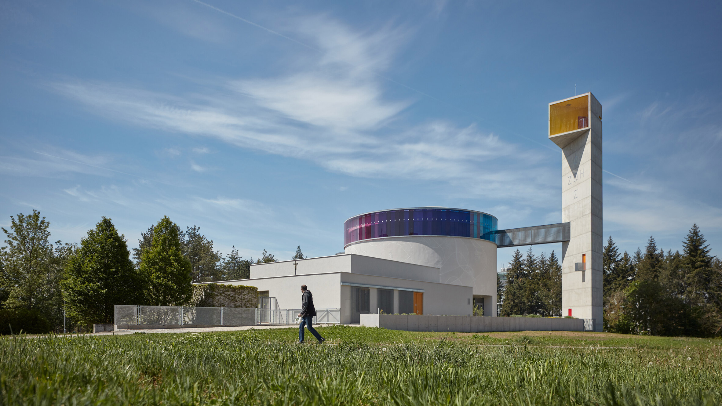 Circular Church，concrete，Rainbow panoramic window，