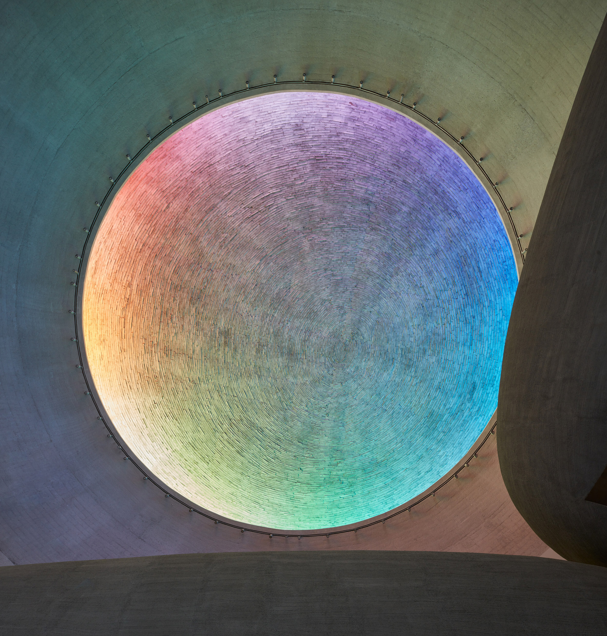Circular Church，concrete，Rainbow panoramic window，