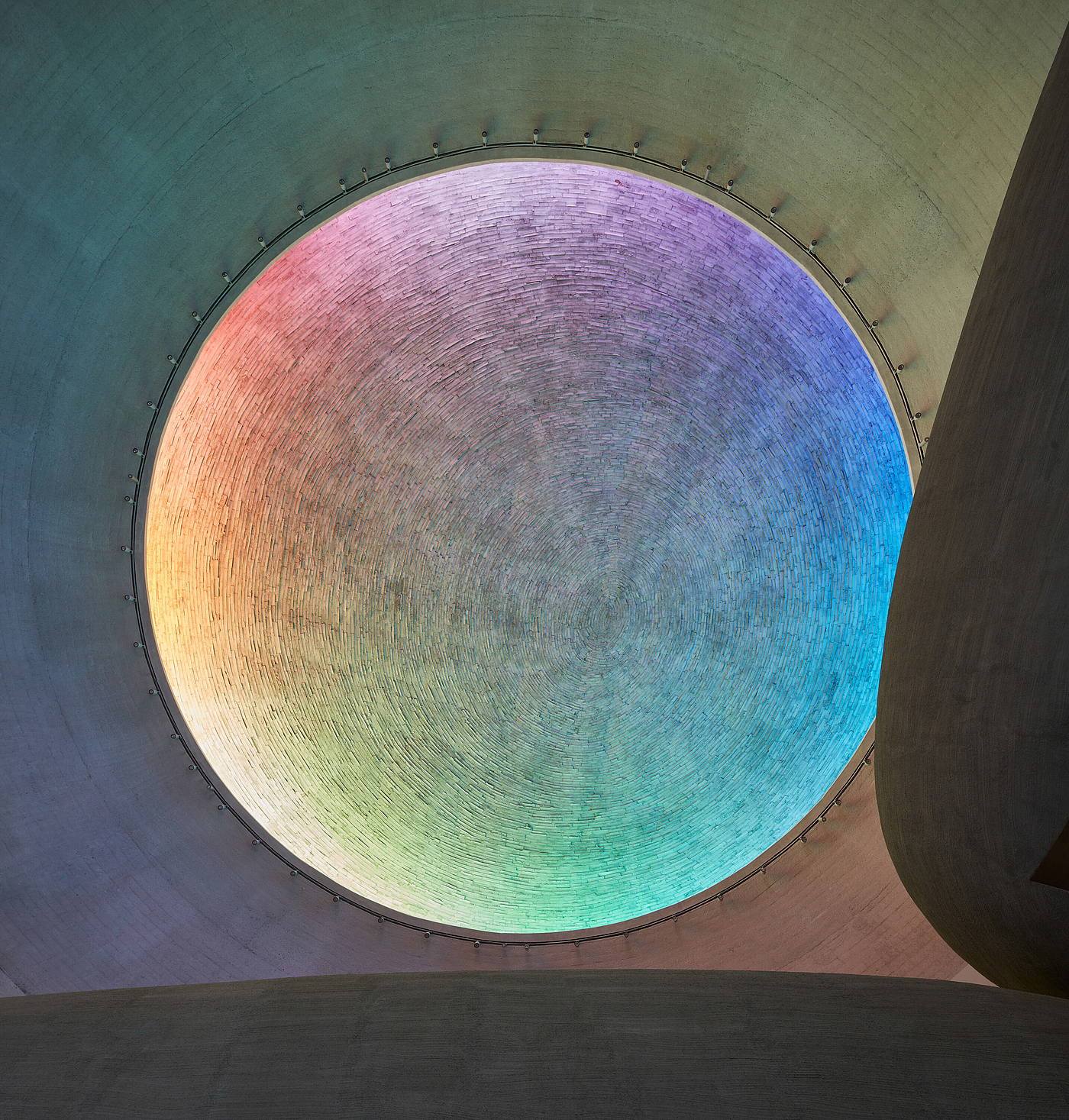 Circular Church，concrete，Rainbow panoramic window，