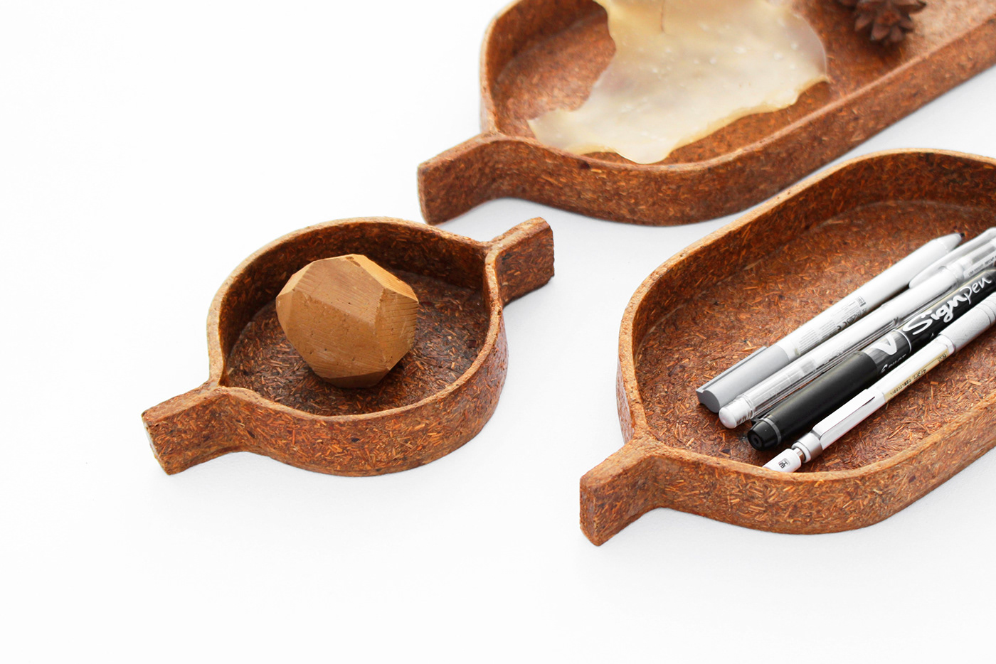 Pine needle，Bioplastics，sustainable development，