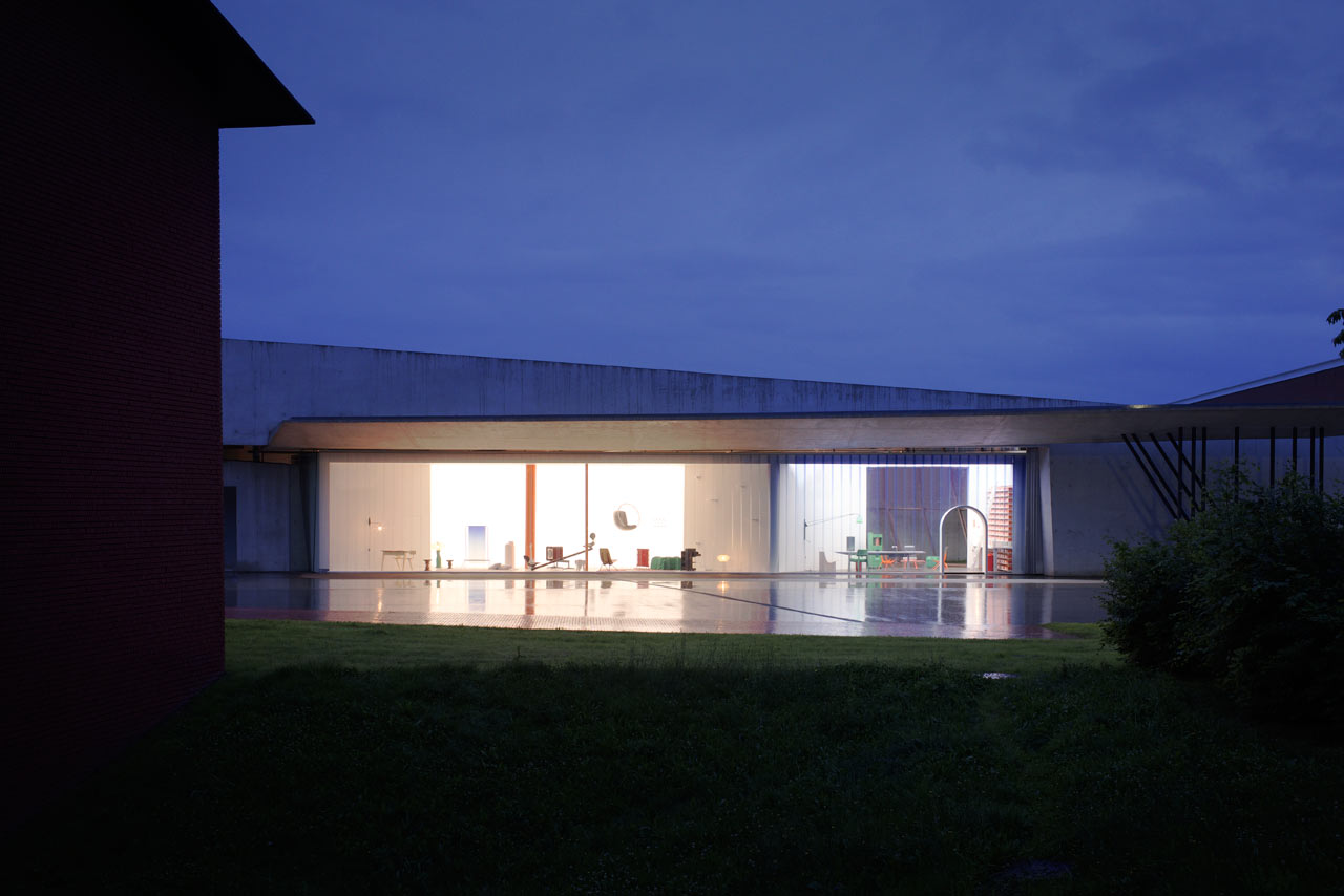 orange，Armchair，Wall lamp，Lighting，