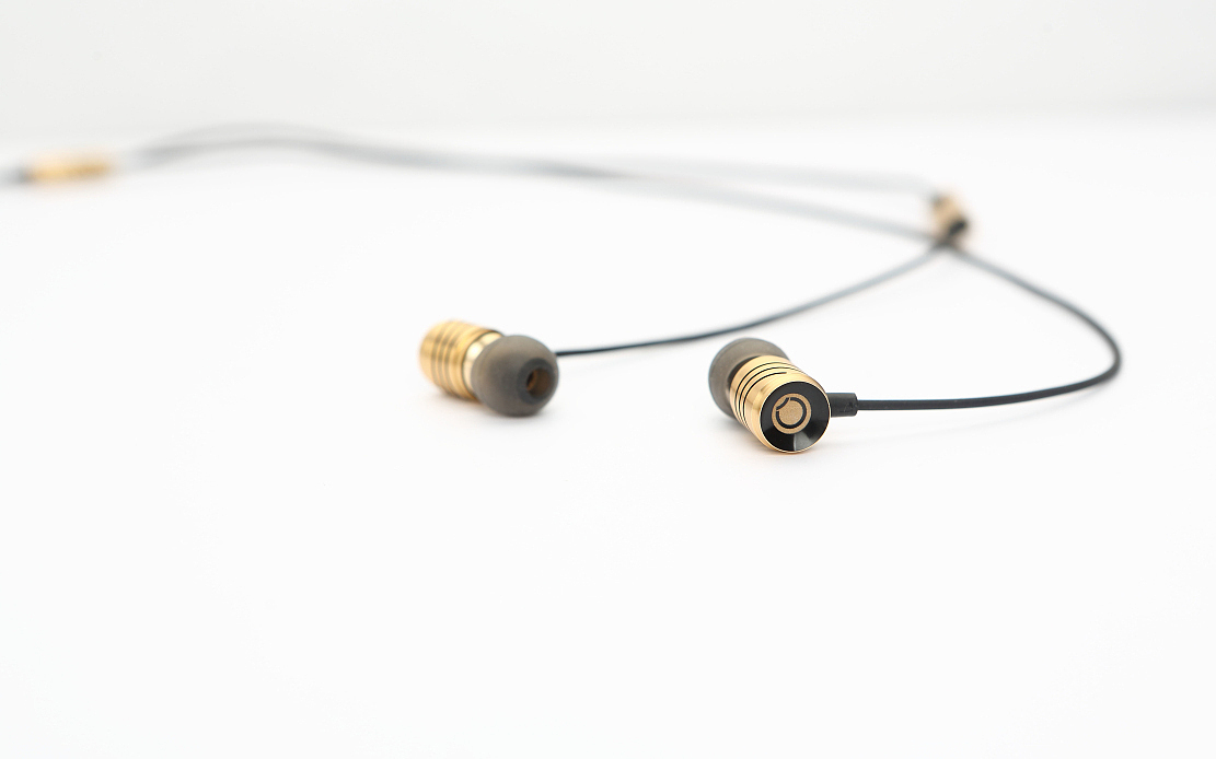 headset，luxury gold color，Digital product design，industrial design，